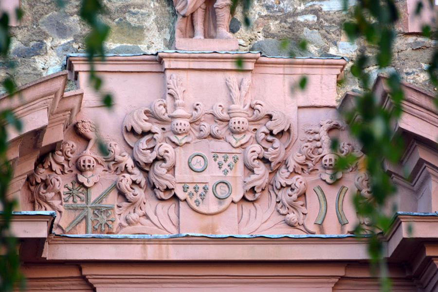 37 Burgkanzlei-Portal v. 1705, Burggrafenwappen  DSC_0043-k